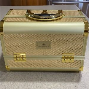 Like New! Impressions makeup travel case!